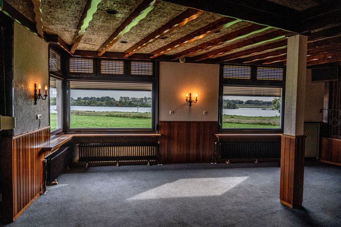 Het interieur van Café Maaszicht met, zoals je je kunt voorstellen, uitzicht over de Maas.