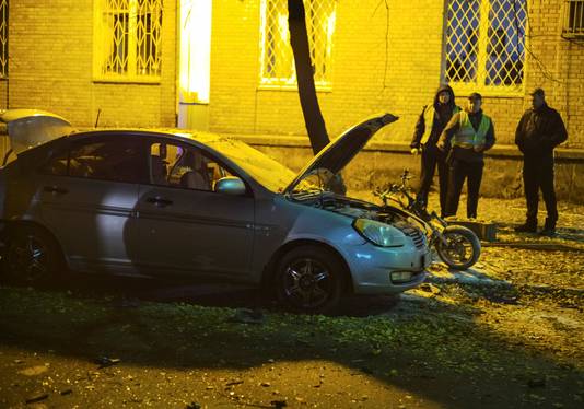 De politie onderzoekt de plek waar een auto in het centrum van Kiev explodeerde.