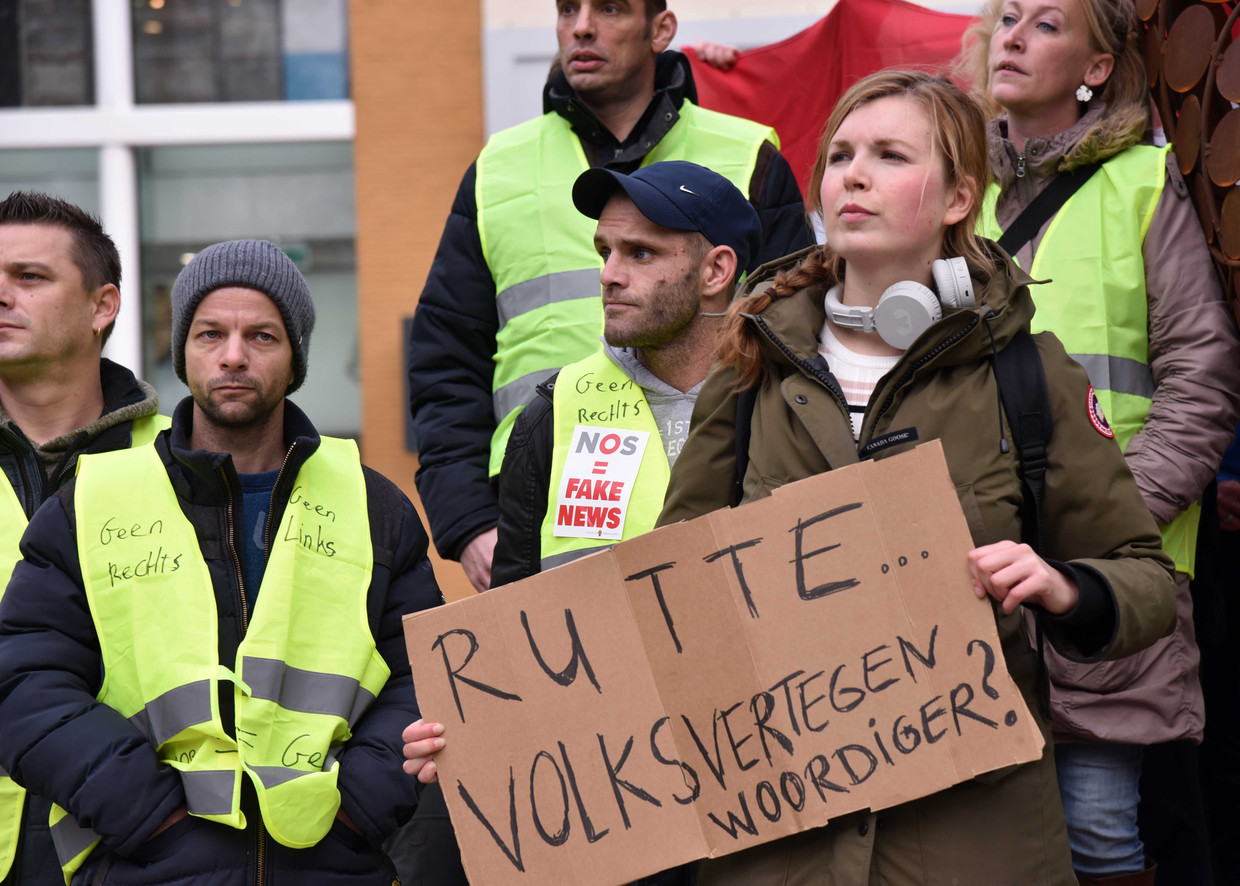 Demonstranten in gele hesjes op het Plein in Den Haag, in navolging van  demonstraties in Frankrijk en België.  Beeld ANP