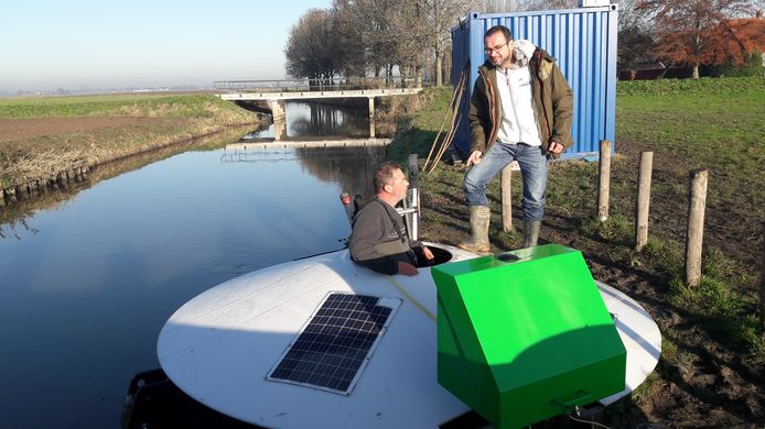 Johan van Boxel, directeur van Vislift bv, in gesprek bij de vislift in de Midgraaf in Almkerk.