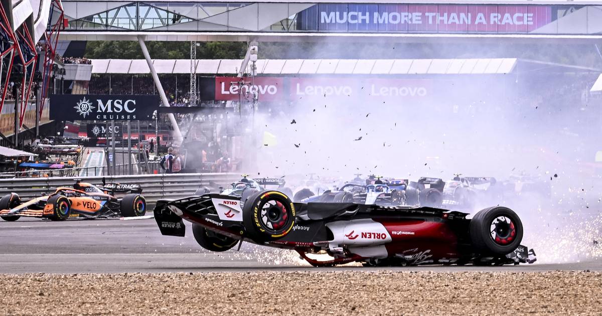 Formule 1-race op Silverstone stilgelegd na horrorcrash met vijf coureurs, halo redt leven Zhou