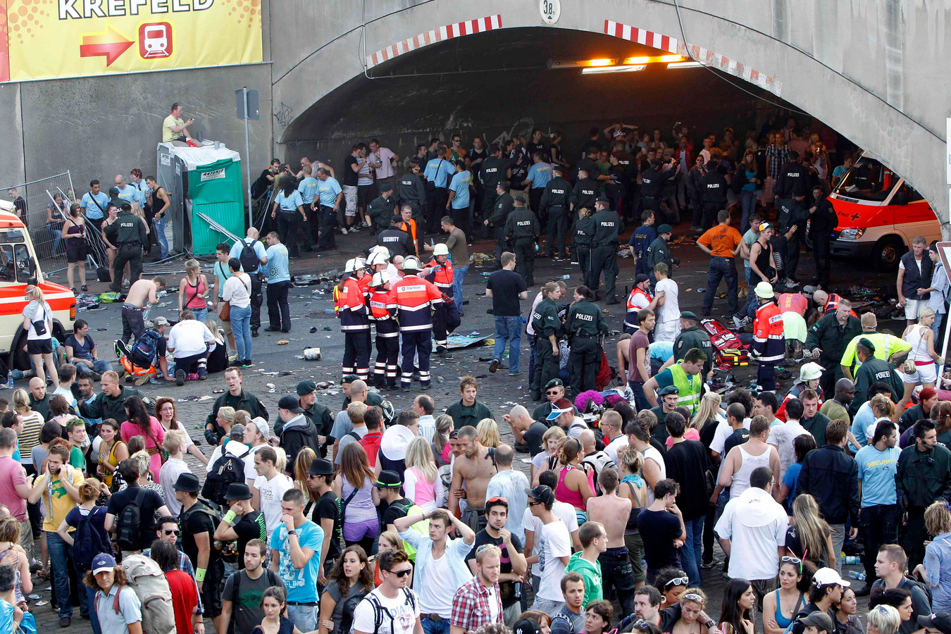 Love parade 2010. Атомная подводная лодка курск 2000. Памятник погибшим сотрудникам мчс. Ваукеша висконсин. Парад катастроф.