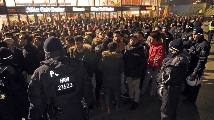 De politie omsingelt een groep mannen in Keulen.