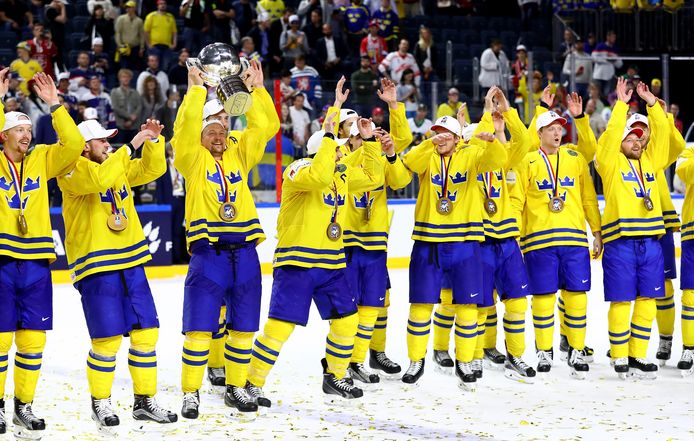 De ijshockeyers van Zweden met de wereldbeker.
