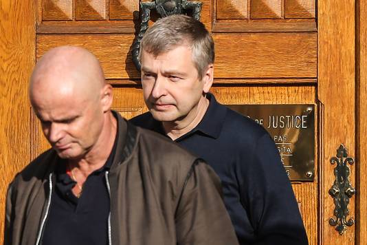 Rybolovlev verlaat een rechtbank in Monaco na een zitting rond de voortslepende ruzie met kunsthandelaar Yves Bouvier.