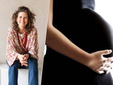 Siona helpt moeders herstellen na zwangerschap: ‘Wieg baby in slaap als je stuitert op een yogabal’