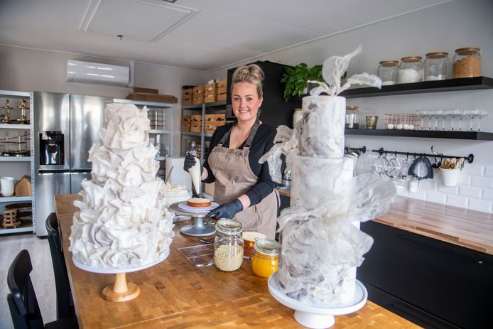 Nieke Woesthuis (34) in haar keuken met enkele van haar bruidstaarten.