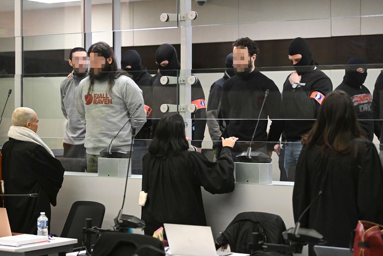 Drie van de hoofdbeklaagden op het Brusselse terreurproces (vlnr): Mohamed Abrini, Osama Krayem en Salah Abdeslam. Krayem was een van de mannen die een tijdlang in het Etterbeekse flatje van Smail Farisi verbleef. Beeld BELGA