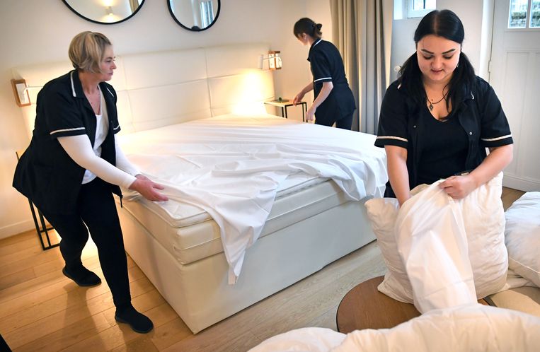 Oekraïense vluchtelingen aan het werk in Hotel Groot Warnsborn. Beeld Marcel van den Bergh / de Volkskrant