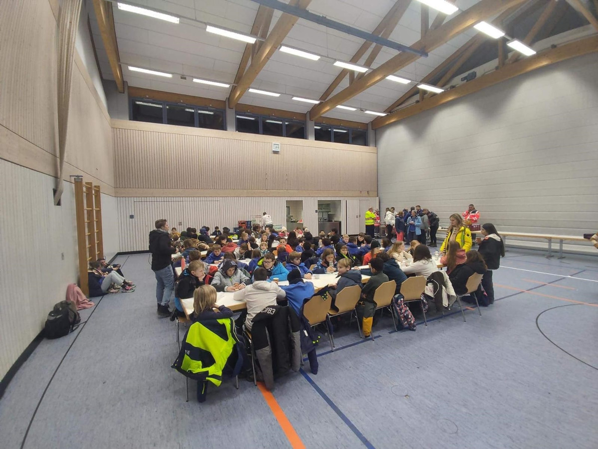Les enfants ont été accueillis dans une salle de sports, où ils ont reçu un petit déjeuner bien mérité.