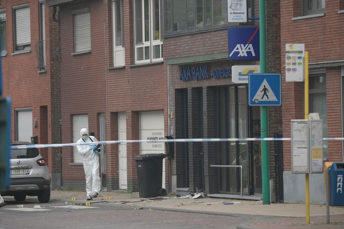 Het bankkantoor van AXA in de Kapelstraat in Essen was het doelwit van de criminelen.