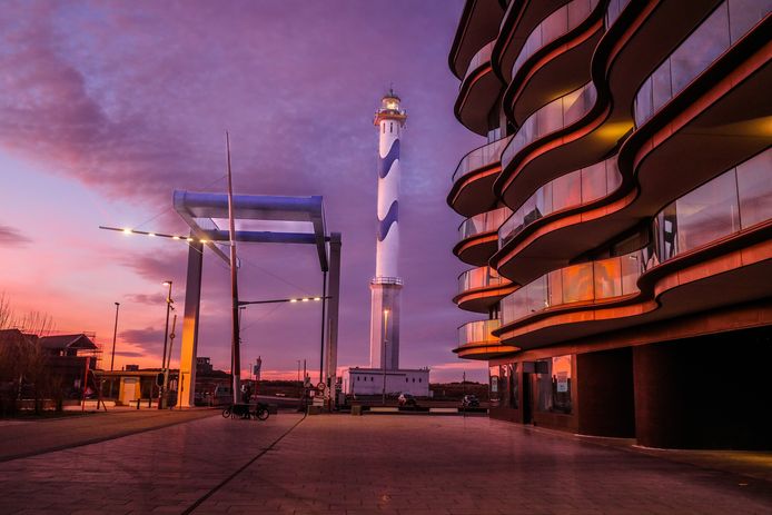 Vuurtoren 'Lange Nelle' en de luxeappartementen in Oostende.