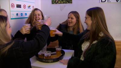 Studenten trekken feest al op gang in Overpoort: “Jaar geleden, dus we gaan zwaar doorzakken”