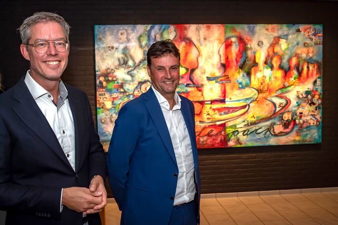 Peter Nieuwkerk (links) en Marcel Baljeu voor het onthulde kunstwerk ter gelegenheid van 50 jarig bestaan Budelpack
