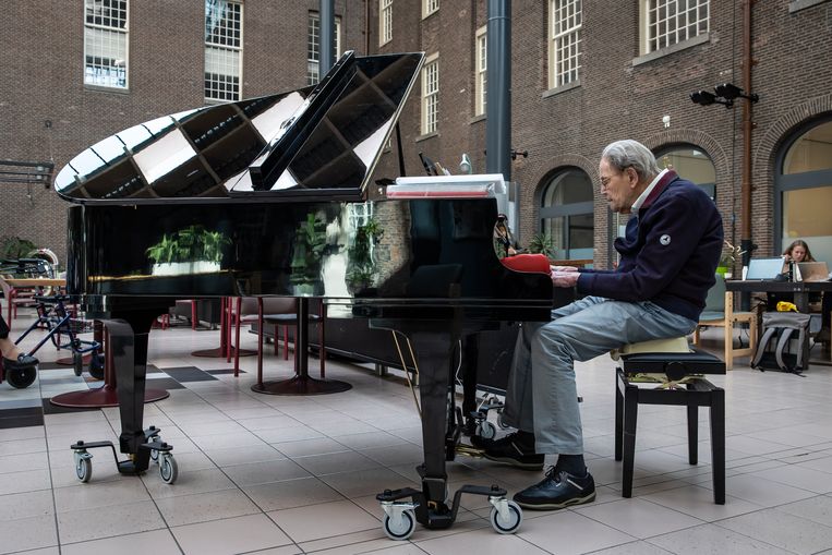 De 100-jarige Willem van Vollenhoven treedt op in het Dr. Sarphatihuis in Amsterdam. Beeld Dingena Mol