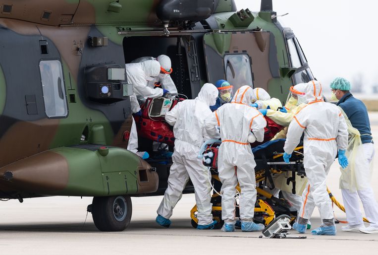 Medisch personeel vervoert een Franse patiënt met een NH90 (Nato Helikopter 90).  Beeld Robert Michael/dpa-Zentralbild/d