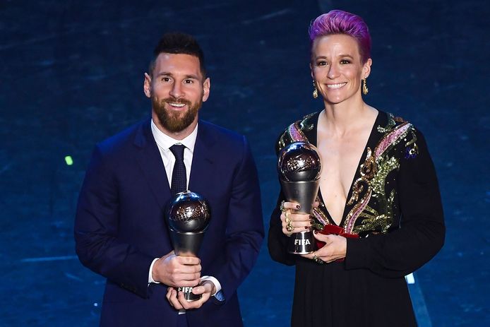 Lionel Messi en Megan Rapinoe, winnaars van 2019, poseren met de troffee.