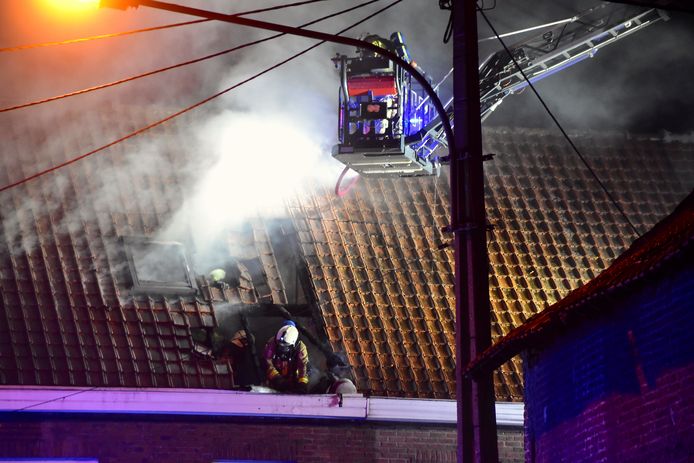 De brandweer moest een deel van het dak afbreken.