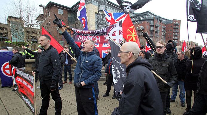 Een aantal Britse militairen wordt ervan verdacht lid te zijn van een verboden groep neonazi's die terreuraanslagen voorbereidde.