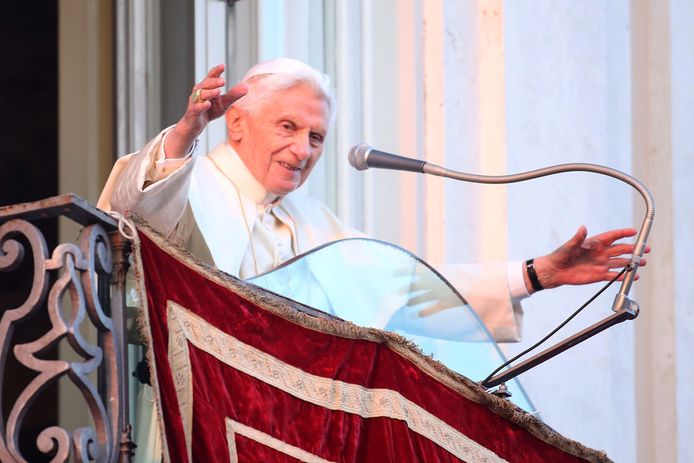 Paus Benedictus XVI groet het publiek bij zijn aftreden een laatste keer vanaf het balkon van Castel Gandolfo.
