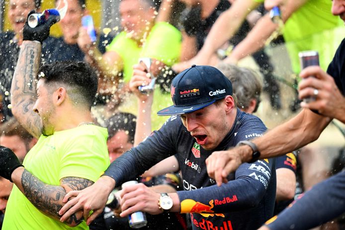 Max Verstappen en het team van Red Bull Racing vieren feest.