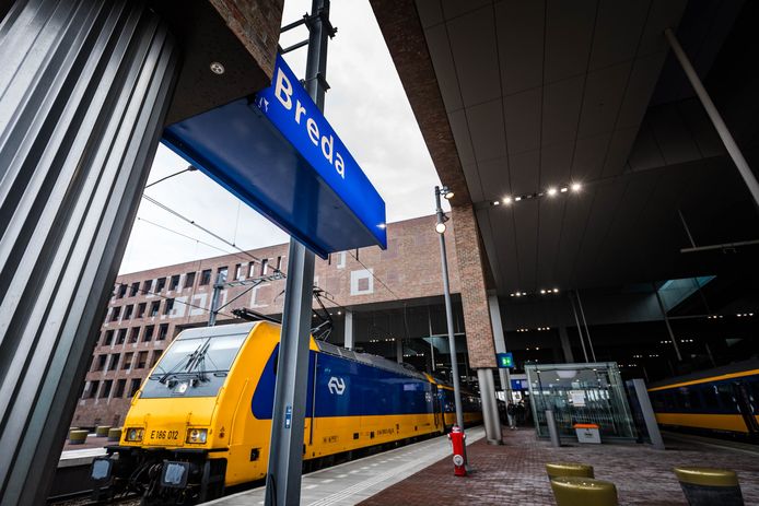 De Intercity Brussel tussen Breda, Antwerpen en Brussel.