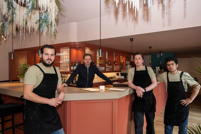 Enkele personeelsleden van restaurant Faim, met Maarten Ceusters als tweede van links.