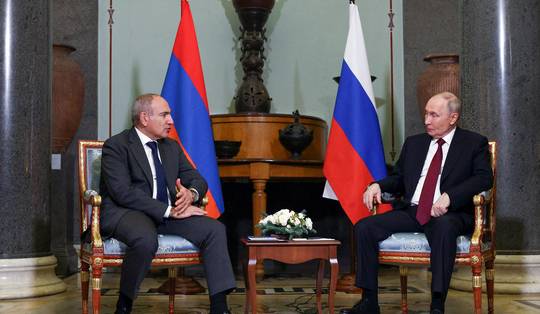 Desinformatie, ‘valse’ stemmen en handelsblokkades: zo probeert het Kremlin de verkiezingen in Armenië te beïnvloeden