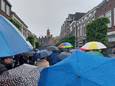 Honderden paraplu's bij de Stille Tocht en aansluitende 2 minuten stilte in Wageningen