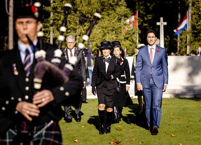 De Canadese premier Justin Trudeau (r), hier in gezelschap van prinses Margriet (m) en burgemeester Frank Petter (l) legde in oktober 2021 een kans op de Canadese Oorlogsbegraafplaats in Bergen op Zoom waar honderden jonge Canadese soldaten liggen begraven die in 1944 sneuvelden bij de bevrijding, als onderdeel van de Slag om de Schelde.