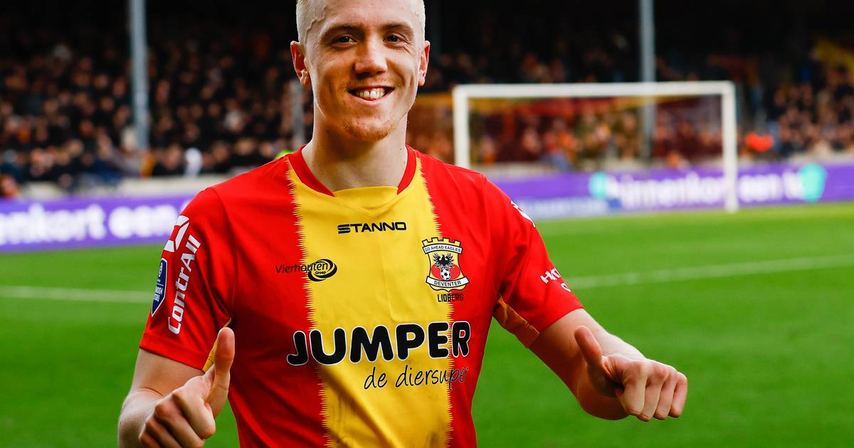 DEVENTER - Isac Lidberg of Go Ahead Eagles celebrates the 1-0 during the  Dutch Eredivisie match between Go Ahead Eagles and Willem II at De  Adelaarshorst on April 8, 2022 in Deventer