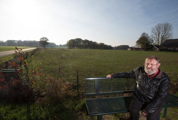 Maarten van den Bosch op de Tichelerbult aan de Vreehorstweg: ,,Pracht van een panorama”.