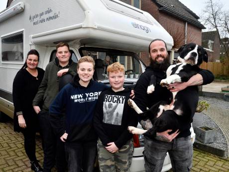 Hun huis is verkocht: Mark, Ingrid en kinderen (!) leven straks permanent vanuit een camper