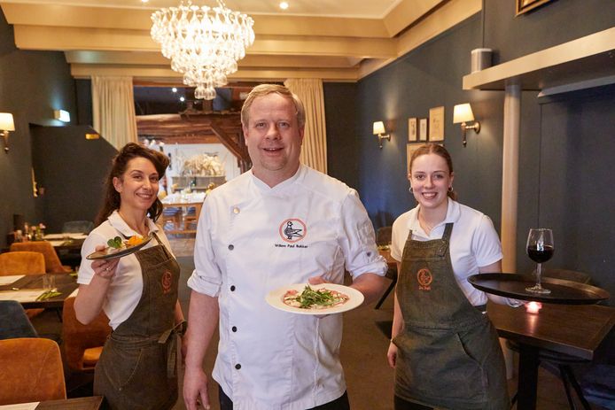 Suzan Gerlach (links), Willem Paul Bakker (eigenaar) en  Lynn Giesen zorgen dat het normaal zo onpersoonlijke all-you-can-eatconcept een persoonlijk tintje krijgt.