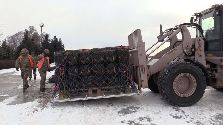 Oekraïense militairen lossen in de buurt van Kiev antitankwapens geleverd door het Verenigd Koninkrijk. Beeld via REUTERS