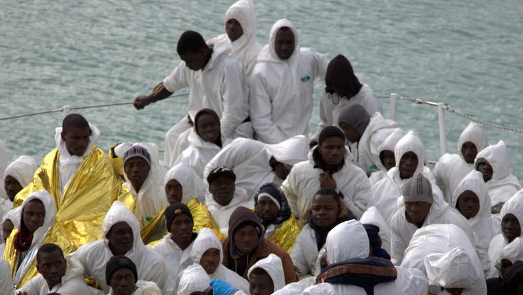 Vluchtelingen gaan van boord in Sicilië na gered te zijn door de Italiaanse kustwacht Beeld ap