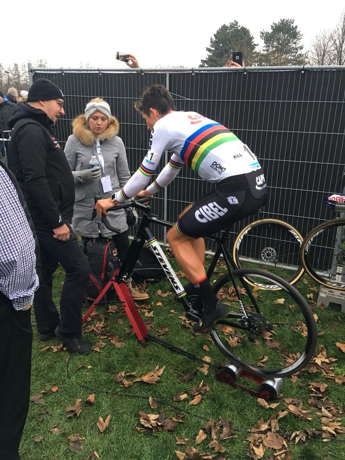 Nylon Kwadrant Terug kijken Van Aert kiest voor flashinterview op de fiets en pakt daarbij uit met  kwinkslag: “Ik moet nog beter worden, dus dit zijn extra procentjes” |  Veldrijden | hln.be