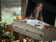 De kist met Sanne Bos in de ceremonieruimte van Natuurbegraafplaats Schoorsveld bij de besloten uitvaart.
