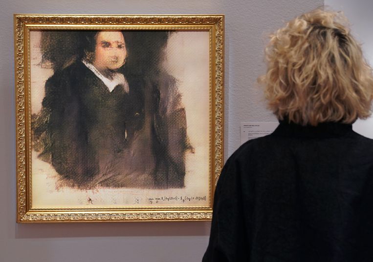 Een vrouw kijkt naar ‘Portrait of Edmond de Belamy’, een werk gemaakt met artificiële intelligentie, bij Christie’s in New York. Het werd op 25 oktober voor 432.500 dollar verkocht. Beeld AFP