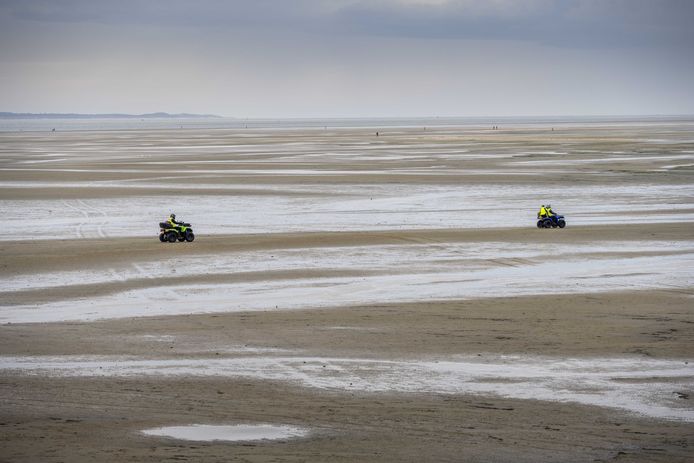 Leden van het Sar Team aan het zoeken bij het Groene strand. Archiefbeeld.