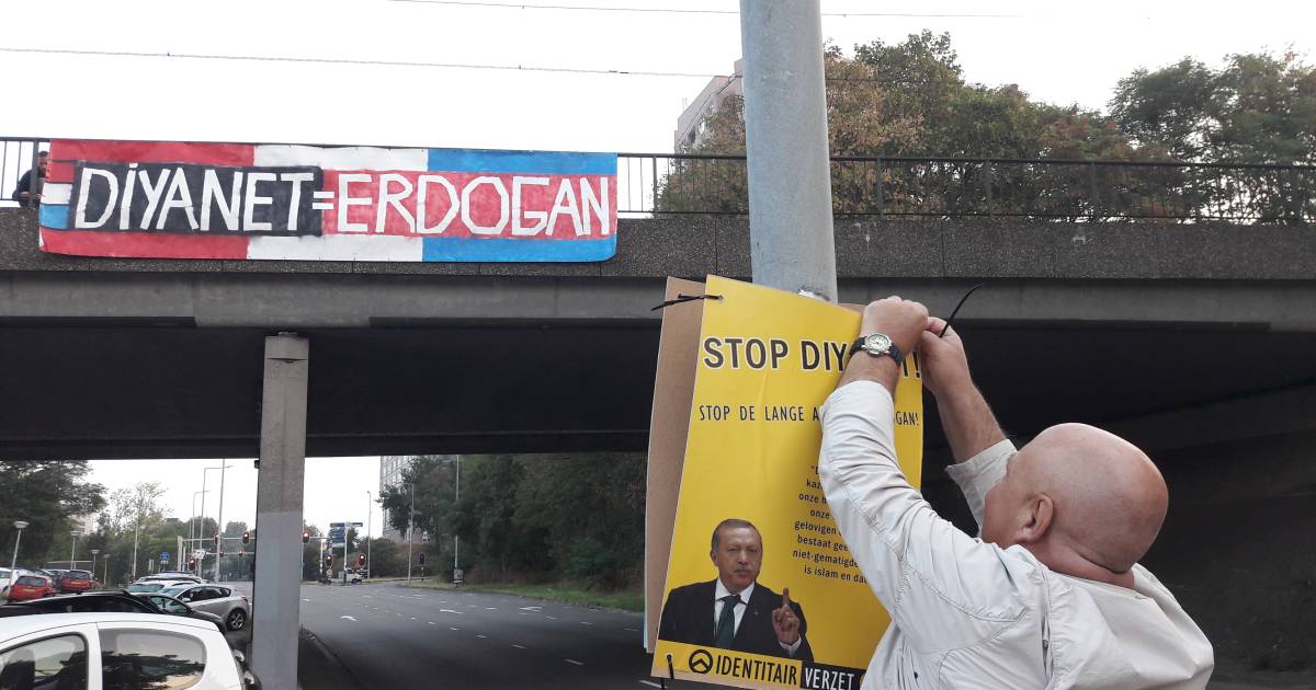 Actie "Nijmegen Rechtsaf" tegen nieuwe grote moskee, politie komt al na 10 minuten om protest te beëindigen.