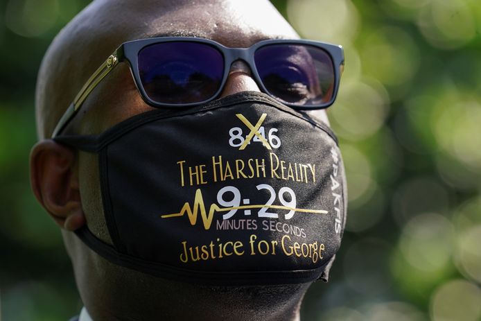 Philonise Floyd, de broer van de overleden George Floyd, draagt een masker waarmee hij refereert naar diens overlijden.