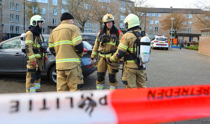 Brandweer mannen overleggen over de aanpak van het gaslek in Den Bosch.