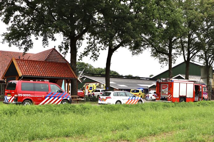Hulpdiensten bij de Twentse boerderij waar een veehouder gewond raakte.