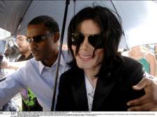 Les girafes mortes de Michael Jackson déterrées à cause de l'odeur