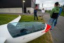 De West-Brabantse Aero Club staat met een heus zweefvliegtuig tussen winkelcentrum De Zeeland en de bioscoop in.