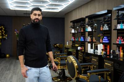 Grensoverschrijdend ondernemen: Karim pendelt van Duitsland naar zijn nieuwe barbershop in Heeze