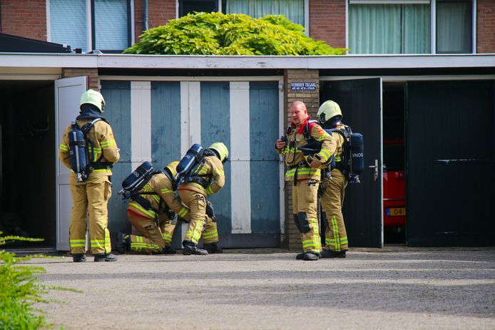 Brandweer Zutphen onderzoekt gaslucht in de Lerinckstraat.