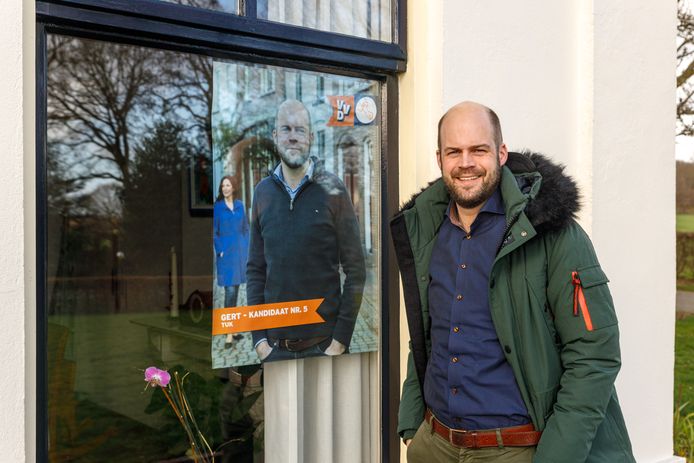 Gert Brommer uit Tuk toen hij nog campagne voerde voor de VVD. Hij verliet de partij twee jaar geleden, maar keert nu terug in Provinciale Staten als onafhankelijk lid.