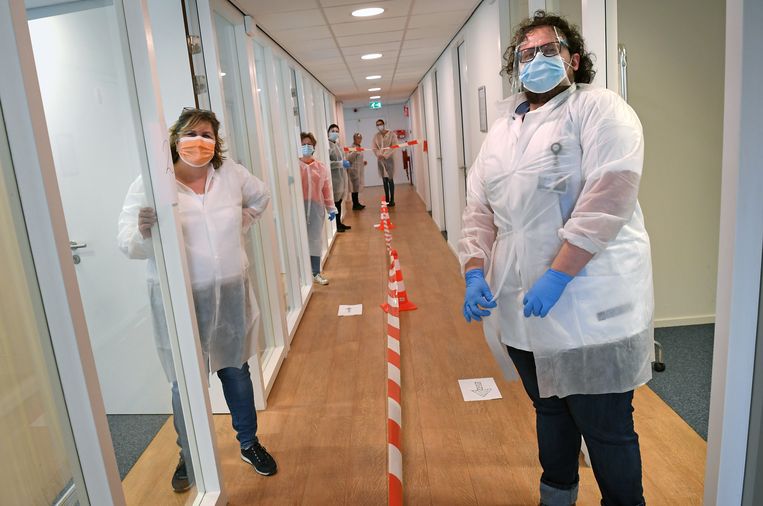 Testers wachten voor hun kamertjes op cliënten. Beeld Marcel van den Bergh / de Volkskrant